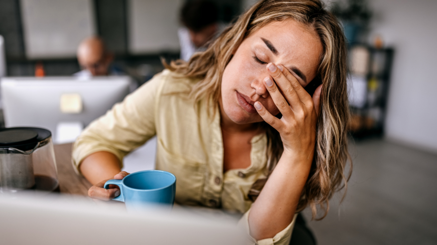 Trötthet kan ha en mängd olika orsaker. Om tröttheten blir långvarig är det klokt att söka vård för en utredning.  Foto: Shutterstock