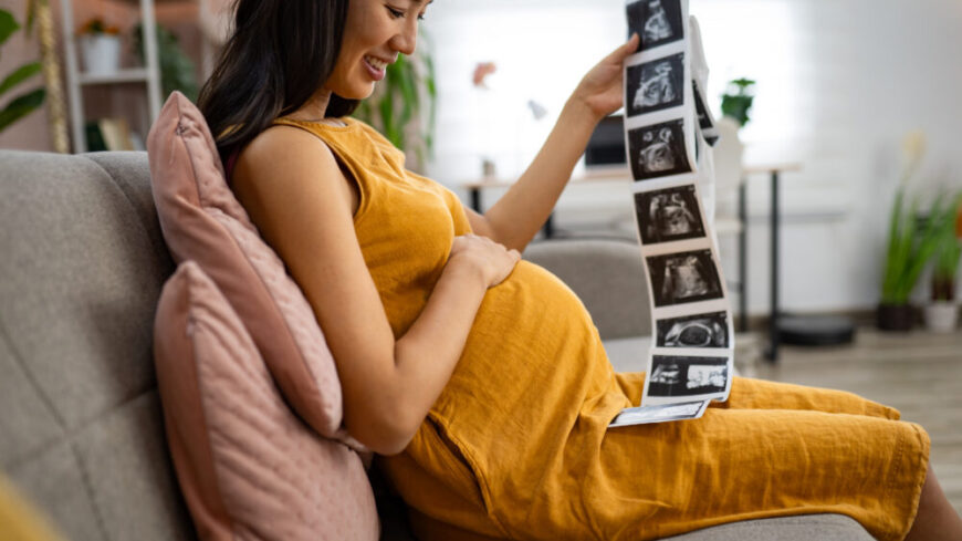 Många gravida upplever det spännande att följa sitt fosters utveckling och lära sig mer om vad som händer vecka för vecka.  Foto: Shutterstock