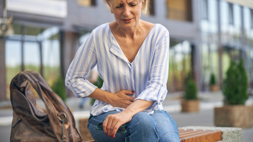 Magsmärtor kan ha en mängd olika orsaker, men får man kraftig eller ihållande ont i magen bör man söka läkarvård. Foto: Shutterstock