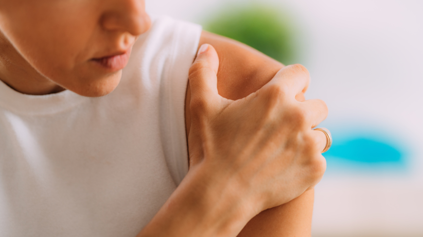 Frusen skuldra innebär att axeln stelnat. Det är ett smärtsamt tillstånd som kan ta lång tid att bli av med. Foto: Getty Images