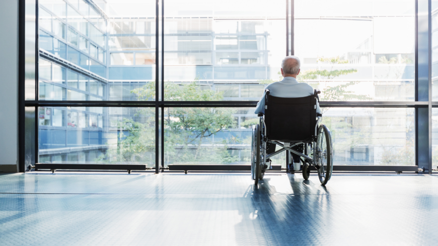 Trycksår kan uppstå om en patient sitter i rullstol eller är sängliggande under längre perioder, och beror på den ökade belastningen på huden. Foto: Getty Images