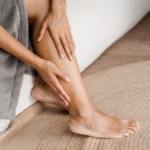 Svullna ben & fötter (ödem): orsak, symtom & behandling