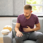 Halsbränna (reflux): orsak, symtom & behandling