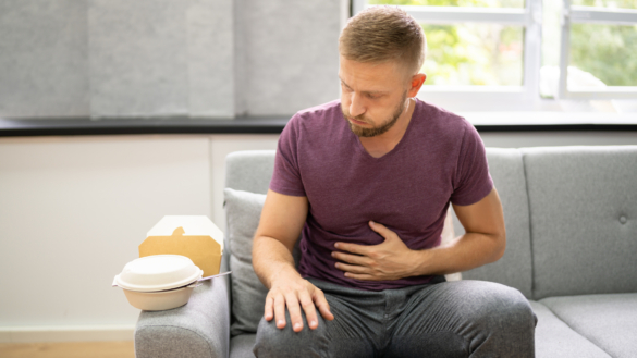 Halsbränna (reflux): orsak, symtom & behandling