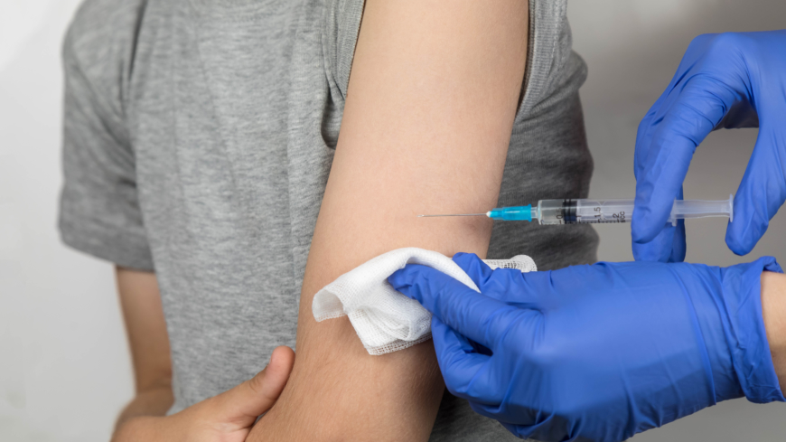 Genom att också inkludera pojkar förebyggs ytterligare 120–130 HPV-relaterade cancerfall, oavsett kön. Foto: Shutterstock