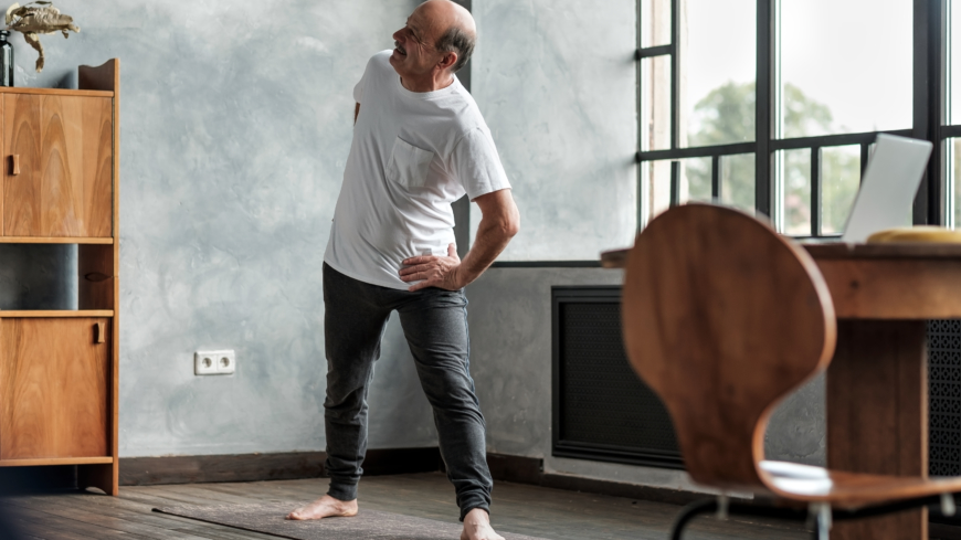 Fysioterapi, sjukgymnastik, går även att genomföra på distans i hemmet eller utomhus. Foto: Shutterstock