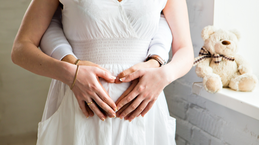 I början av en graviditet är det mycket som händer - både kroppsligen och med känslorna. Att ta stöd av din barnmorska och ställa alla frågor du bär på kan vara väldigt viktigt.  Foto: Shutterstock