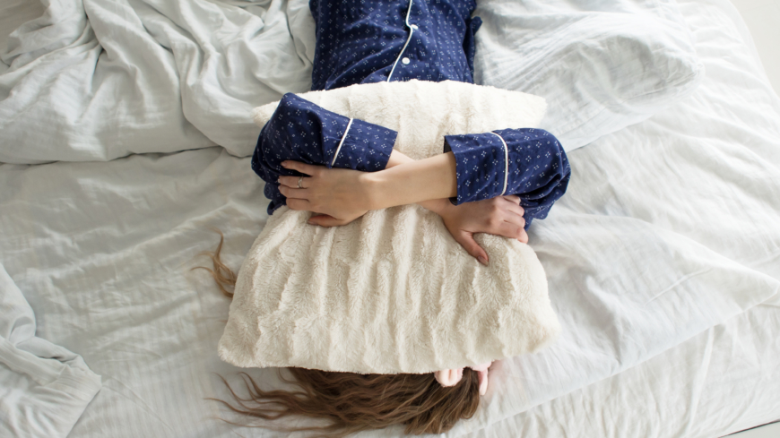 De vanligaste symtomen vid narkolepsi är onormal sömnighet dagtid med sömnattacker som är svåra att kontrollera. Foto: Shutterstock