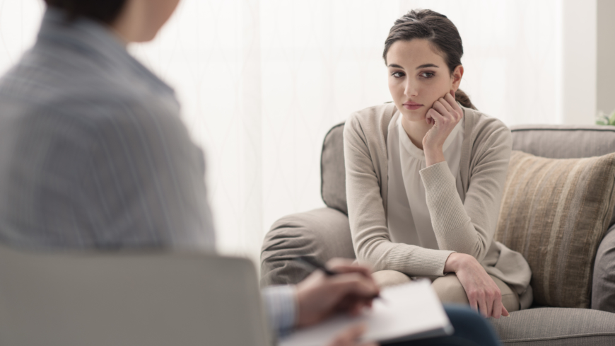 I samtal med patienten kan läkaren ofta avgöra om man lider av depression. Foto: Shutterstock