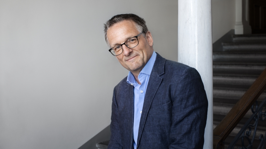 Michael Mosley berättar om sina sömnproblem som har förbättrats tack vare viktnedgång, bättre kost, promenader och morgonljus. Foto: Caroline Andersson