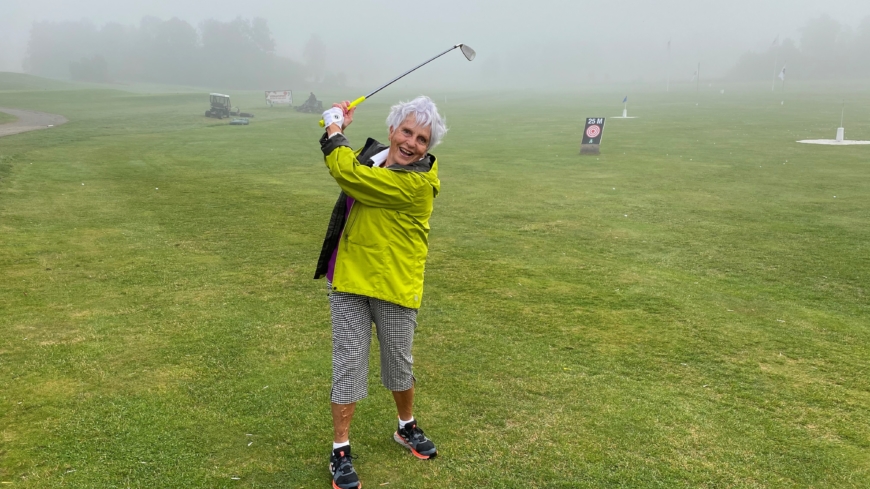 Tack vare rätt behandling och omvårdnad kan Anita idag spela golf trots sin benskörhet. Foto: Privat