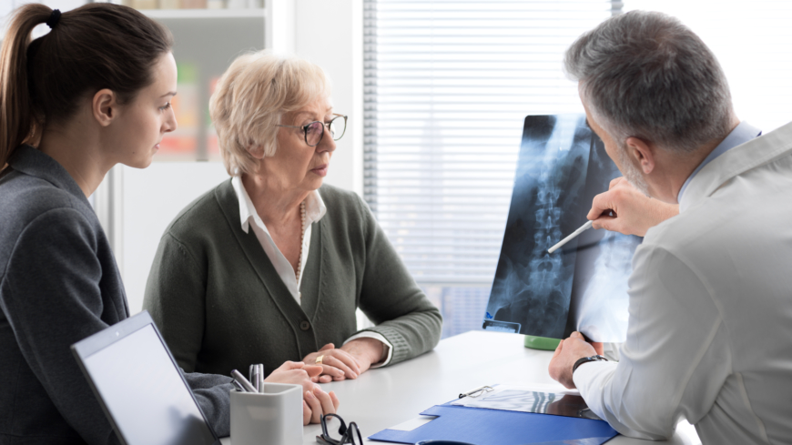 Vården behöver bli bättre på att uppmärksamma osteoporos och ge patienten rätt råd och behandling, menar Mai Bergström, ordförande Osteoporosförbundet och Alf Svensson, fd partiledare (KD), som länge arbetade för förbättrad osteoporosvård.  Foto: Shutterstock