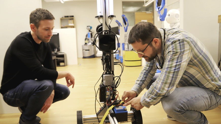 Med hjälp av UVC-ljus tar roboten död på virus, bakterier och andra mikroorganismer som kan orsaka sjukdomar. Foto: Anna Asplund