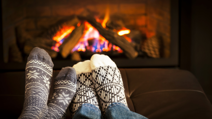 Den kalla luften vintertid och den torra inomhusluften kan göra din hud extra torr. Undvik att sitta för nära brasan vid öppna spisen. Foto: Shutterstock