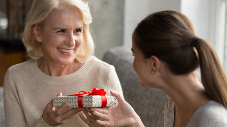 Att ge kärlek, omtanke och medkänsla betyder mycket och gör så att vi själva mår bra. Foto: Shutterstock