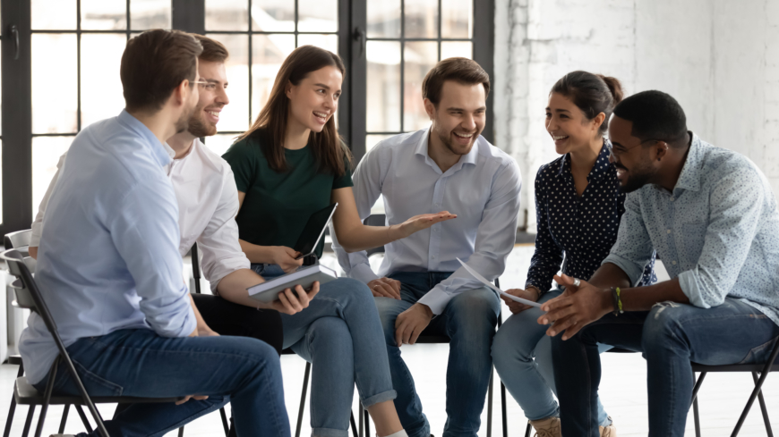 I grupp talar ofta män mer än kvinnor och vi uttrycker oss generellt på olika sätt. Foto: Shutterstock