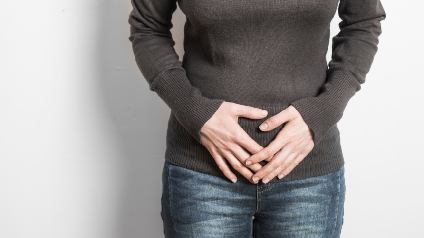 Om man har urinvägsinfektion och får feber, ont i magen eller ländryggen bör man kontakta vården direkt. Foto: Shutterstock