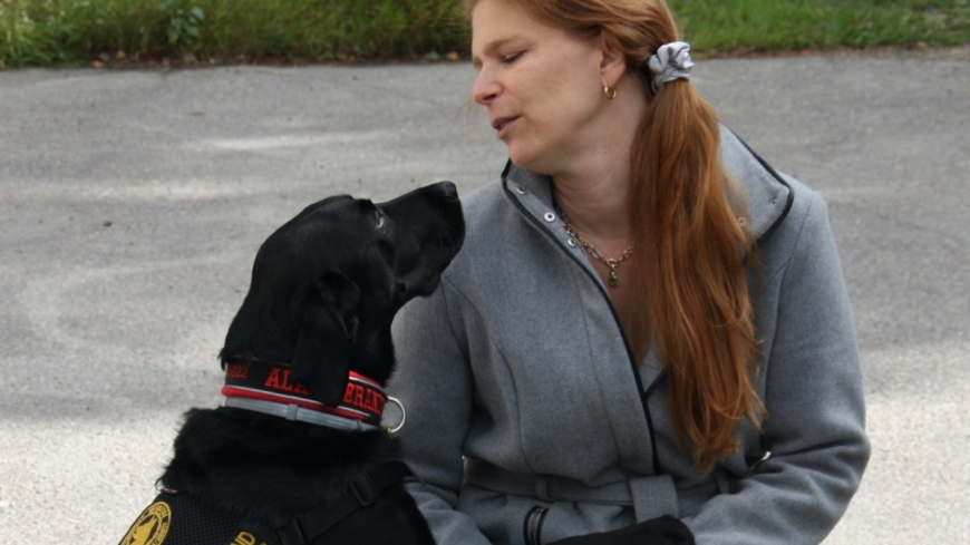 Elin är tacksam över sin assistanshund Stella som larmar vid kortisolbrist. Foto: Eva Rafner