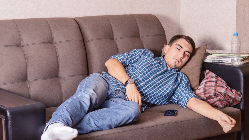 Hypersomni är en sjuklig form av trötthet som ofta leder att du somnar under dagtid. Foto: Shutterstock