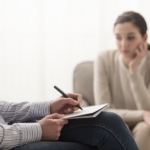 Overklighetskänslor: orsak, symtom & behandling