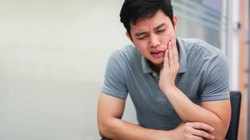 Smärta, svullnad och rodnad i tandköttet är typiska symtom på perikoronit. Foto: Shutterstock