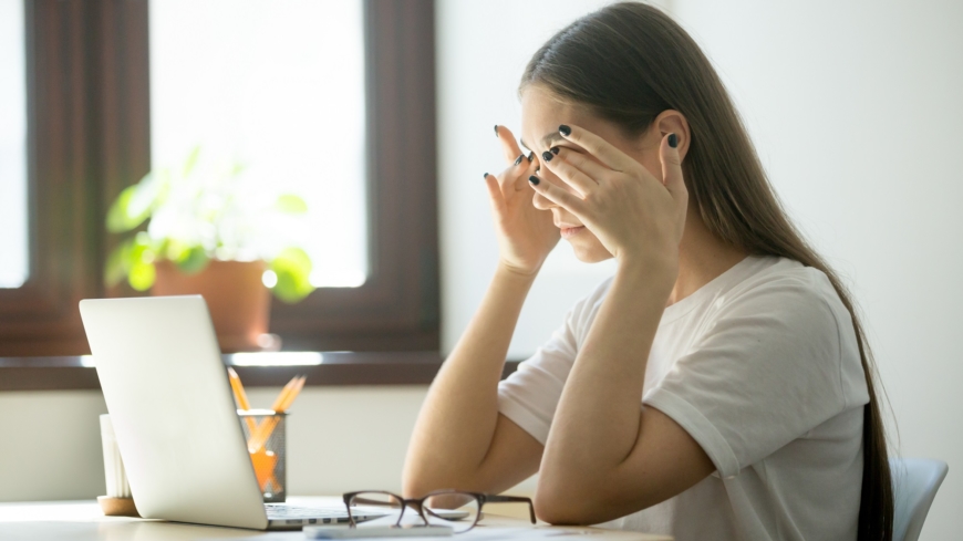 Mycket tid framför datorskärmen kan ge ögonryckningar. Foto: Shutterstock