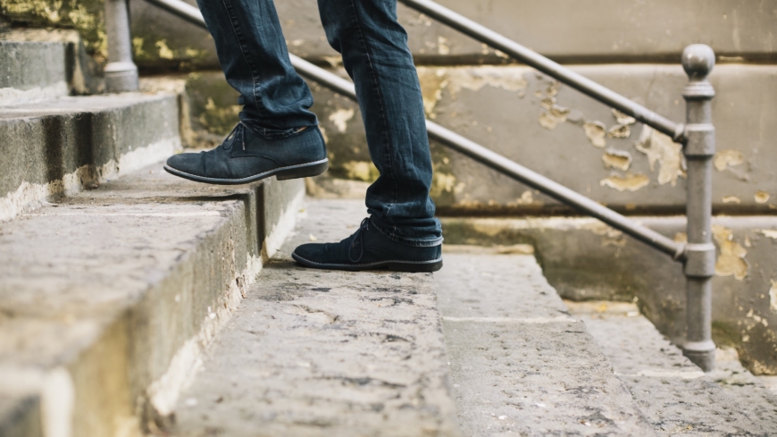 Ett tecken på polyneuropati är att det kan bli svårare att gå i trappor. Foto: Shutterstock