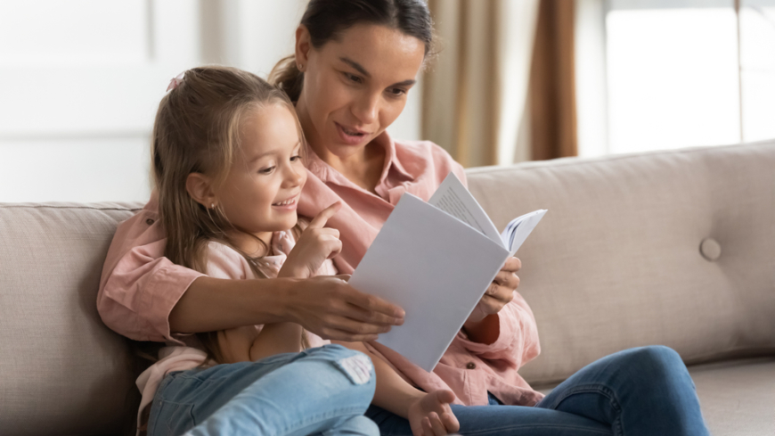 Att snabbt hitta en vardag i nya landet efter flykt från exempelvis krig, är viktigt för barns välmående. Foto: Shutterstock