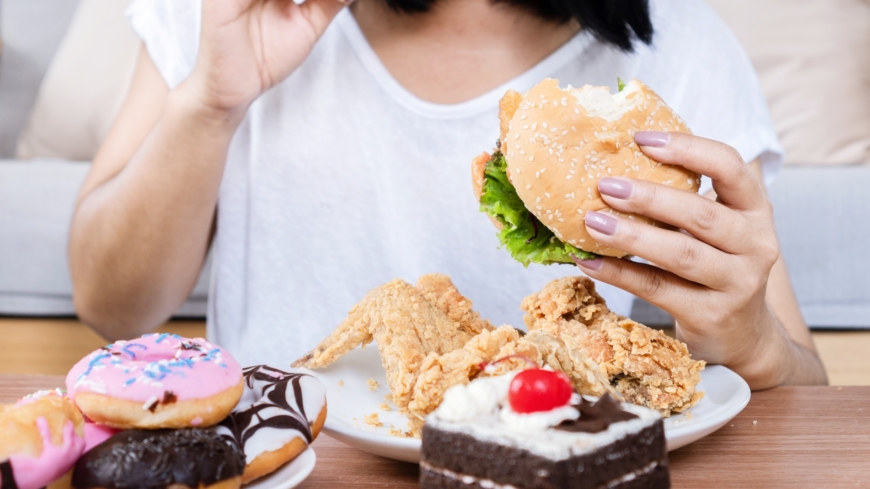 Vid hetsätningsstörning blir det ofta en negativ cirkel av att man äter för lite. Detta justerar kroppen genom att signalera svält, som i sin tur kan ge attacker av hetsätning. Foto: Shutterstock