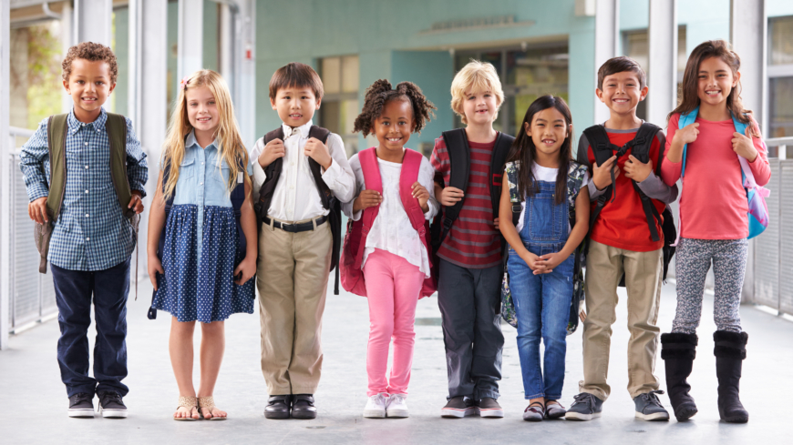 Skolan ska vara en plats där alla barn utvecklas, bygger upp självkänsla och mår bra. Tyvärr har vi sett en negativ trend av ökad psykisk ohälsa bland barn och unga, som delvis beror på att skolan ställer orimligt höga krav på barnen. Foto: Shutterstock