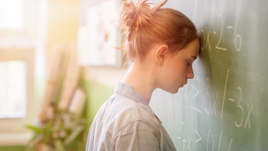 Skolstress kan innebära olika typer av fysiska symtom, oro och obehag inför att befinna sig i skolan. Foto: Shutterstock