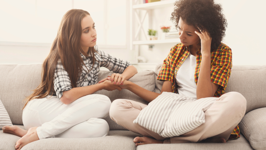 Självmord går att förebygga. Fråga din nedstämda vän om eventuella självmordstankar, och erbjud dig att lyssna och hjälpa.  Foto: Shutterstock