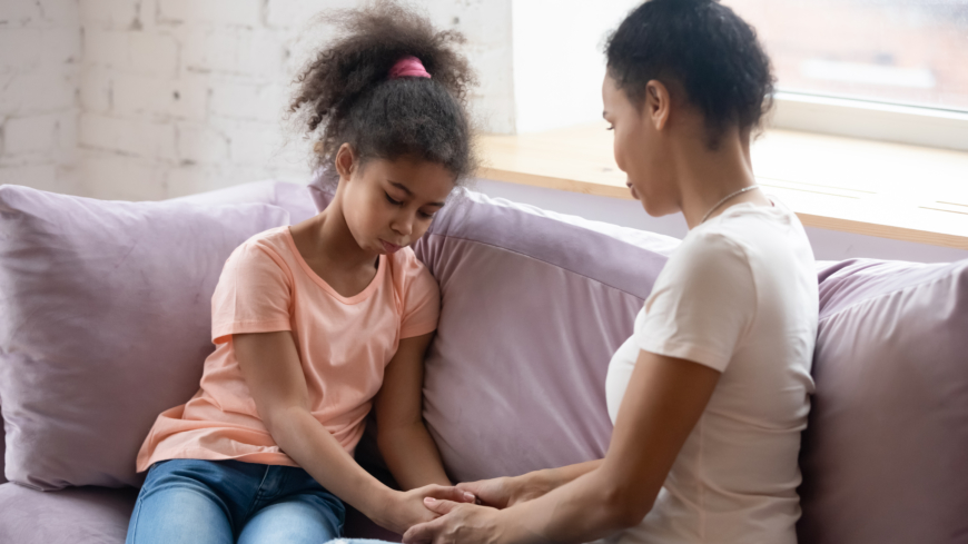 Att berätta för sitt barn om sin cancerdiagnos är svårt, men nödvändigt. Psykolog Julia Stenbrink ger elva råd och tips om vad du ska tänka på i det samtalet.  Foto: Shutterstock
