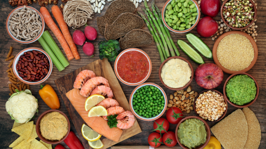 Våra matvanor påverkar vår hälsa och vår miljö. Enligt Folkhälsomyndighetens undersökning har våra matvanor försämrats under de senaste åren. Foto: Shutterstock