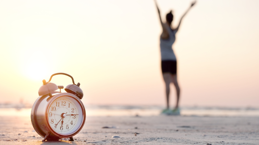 Kanske är det dags att vakna lite tidigare för att välja morgonträning för bästa hälsoeffekter? Foto: Shutterstock