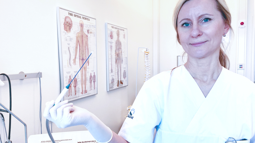 Asta Sander, överläkare inom verksamhetsområde anestesi och intensivvård på Centralsjukhuset Kristianstad, visar fryssonden som används vid behandling av nervsmärta. Foto: Region Skåne