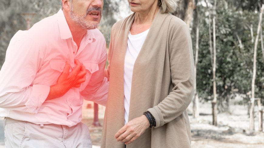 Symtom som kraftig andfåddhet, bröstsmärta och hjärtklappning kan bland annat vara tecken på hypertrofisk kardiomyopati och du bör genast ringa 112. Foto: Shutterstock