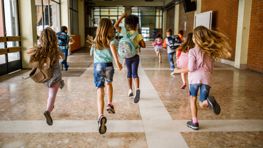 Riktlinjerna för barn med ADHD är att man ska börja med psykoterapi och beteendeträning och först därefter prova läkemedel. Detta då läkemedel mer eller mindre alltid har icke önskvärda biverkningar. Foto: Getty Images