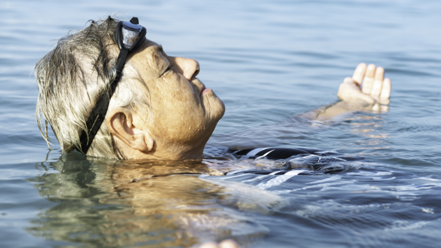 Att bada och svalka sig är skönt i sommarvärmen. Men akta dig för att bada med öppna sår, det kan utgöra en risk för att drabbas av badsårsfeber.  Foto: Getty Images