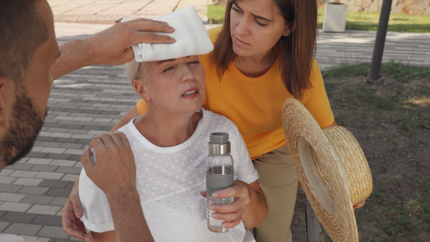 Det är extra viktigt att vara uppmärksam på små barn och äldre personer när temperaturen är hög under en längre period. Foto: Getty Images