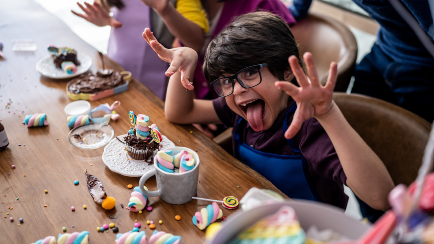 Det finns ingen koppling mellan socker och hyperaktivitet hos barn enligt omfattande forskning. Foto: Getty Images