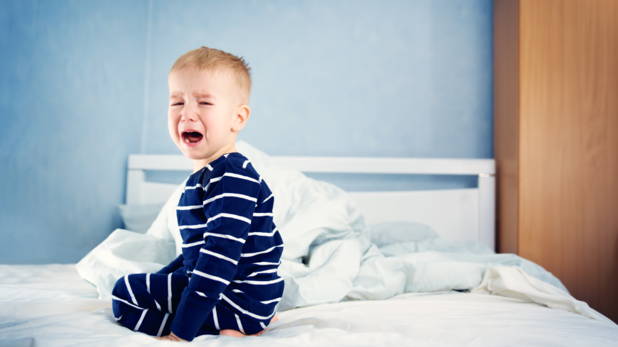 Vid nattskräck brukar barnet sitta upp och skrika i sängen Foto: Getty Images