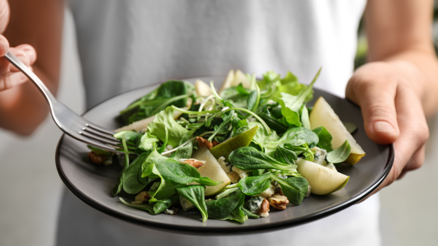 Att lägga till gröna bladgrönsaker till varje måltid verkar vara ett enkelt sätt att skydda vårt hjärta. Foto: Getty Images