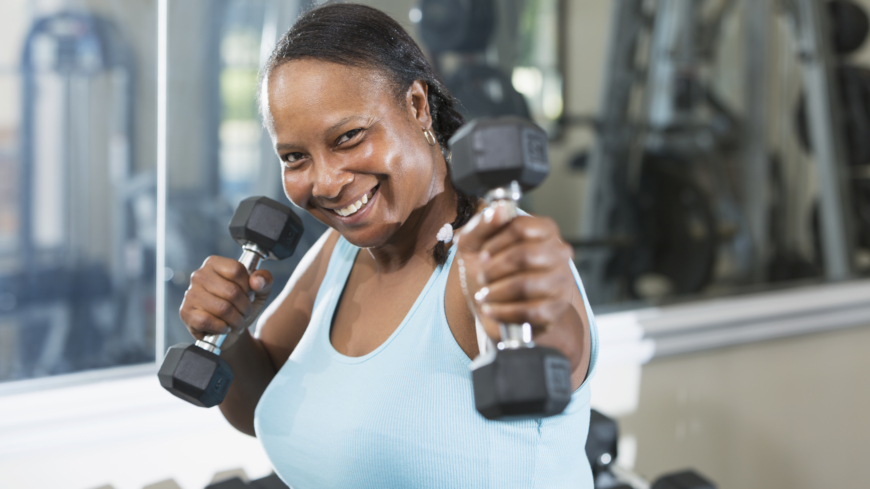 Genom att ha lite extra hull i medelåldern, styrketräna och äta hälsosamt, kan du som kvinna minska risken för frakturer. Foto: Getty Images