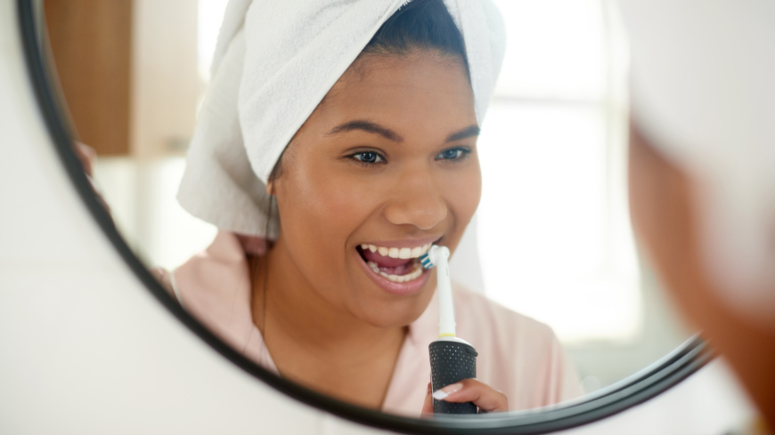 Genom att hålla en god munhygien och borsta med en mjuk tandborste eller eltandborste minskar du risken för att få blottade tandhalsar och ilningar. Foto: Getty Images