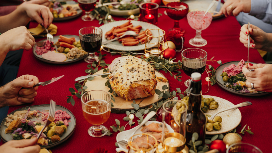 Julhelgen är en tid för att samlas, umgås, äta julmat och känna tacksamhet för det man har. Foto: Getty Images