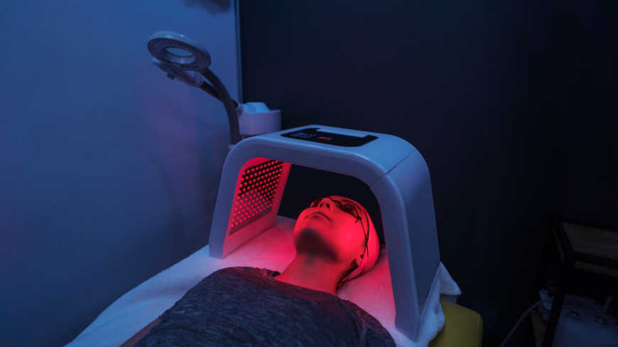 Rödljusterapi och infrarött ljus kan ha positiv effekt på bland annat smärtlindring, förbättring av kognitiv funktion och välmåendet. Foto: Getty Images