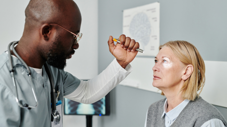 Om man misstänker en förändring av synen är det bra att konsultera en optiker eller ögonläkare. Foto: Getty Images