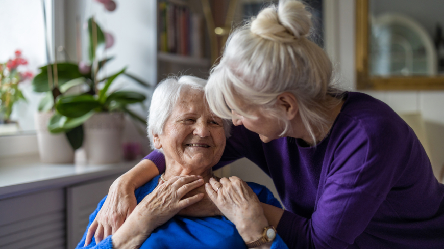 Både den som drabbas av Alzheimer och anhöriga kan behöva stöd från vården och nära och kära. Foto: Getty Images
