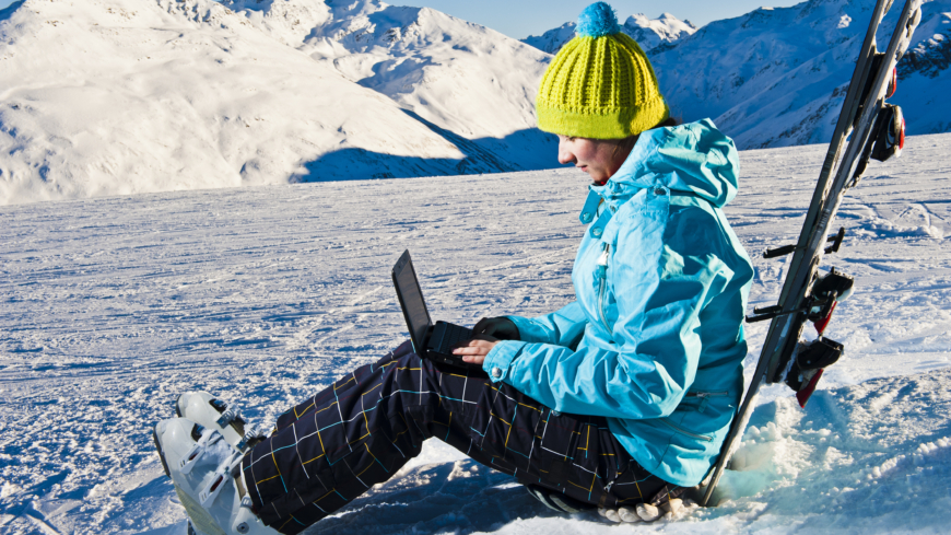 Att vara fysiskt aktiv är viktigt för kropp och själ, men kanske kan man även få spela dataspel lite då och då under lovet. Foto: Getty Images